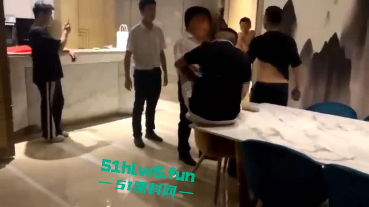 奇葩捉奸现场,骚逼老婆出轨被发现打开房门竟然是两男一女,老公和带来的人直接惊呆在现场。 第5张 奇葩捉奸现场,骚逼老婆出轨被发现打开房门竟然是两男一女,老公和带来的人直接惊呆在现场。 第5张