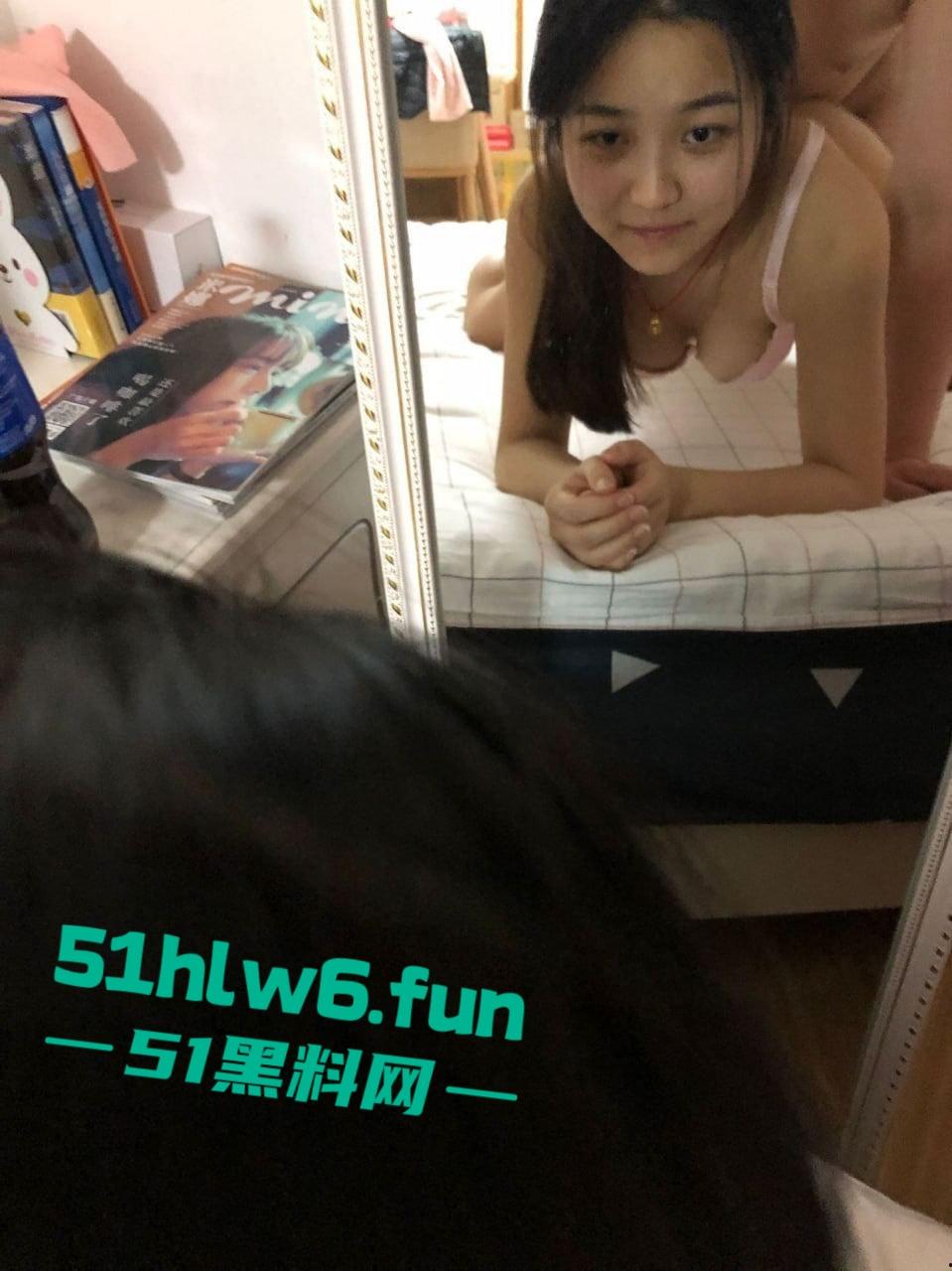 山西太原国企文员【刘琴】企业里出了名的公交车，为了上位到处勾引性爱自拍被男友发现曝光。  第6张