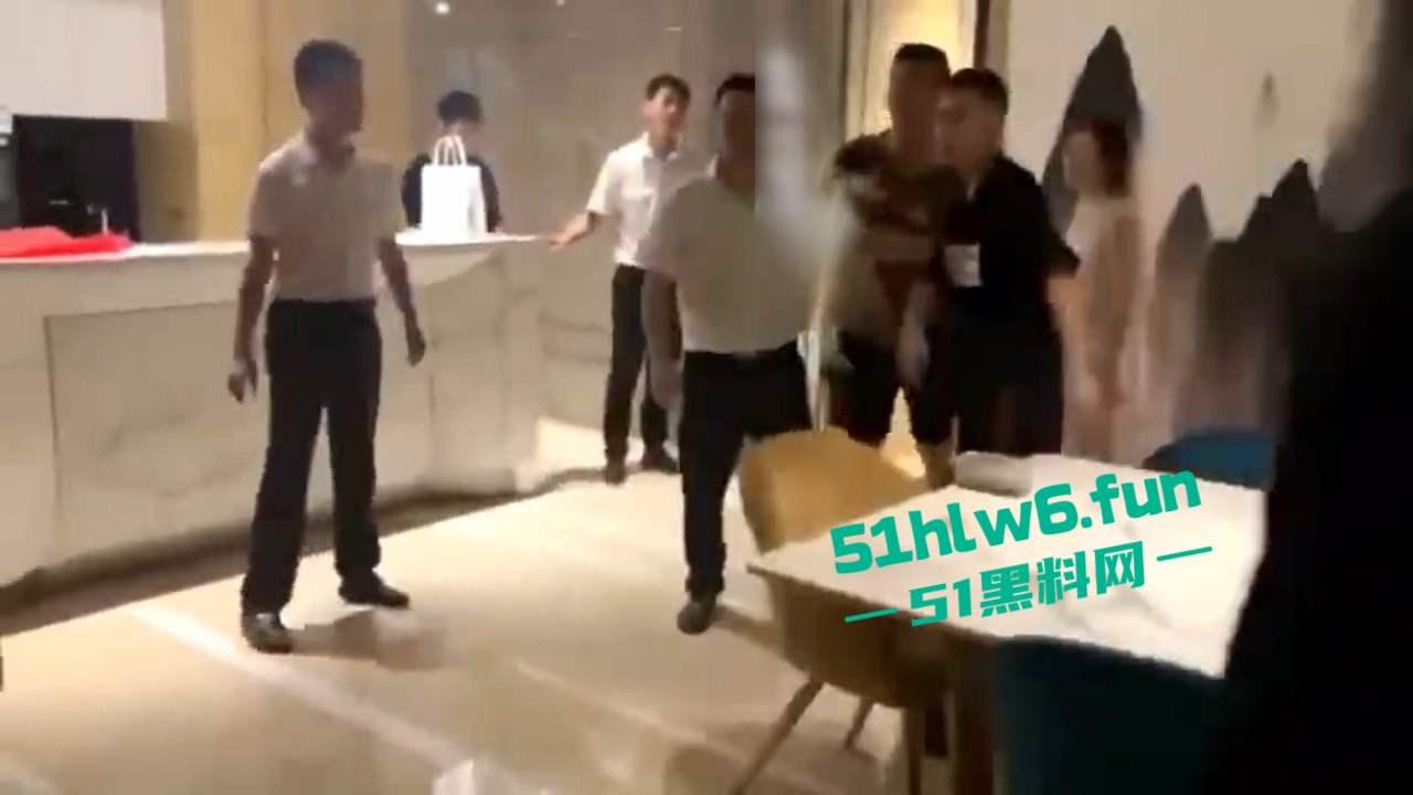 奇葩捉奸现场,骚逼老婆出轨被发现打开房门竟然是两男一女,老公和带来的人直接惊呆在现场。 第6张 奇葩捉奸现场,骚逼老婆出轨被发现打开房门竟然是两男一女,老公和带来的人直接惊呆在现场。 第6张