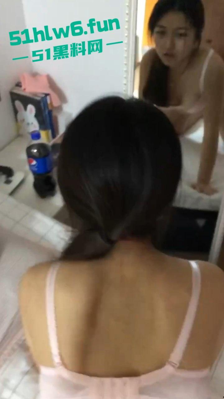 山西太原国企文员【刘琴】企业里出了名的公交车，为了上位到处勾引性爱自拍被男友发现曝光。  第8张