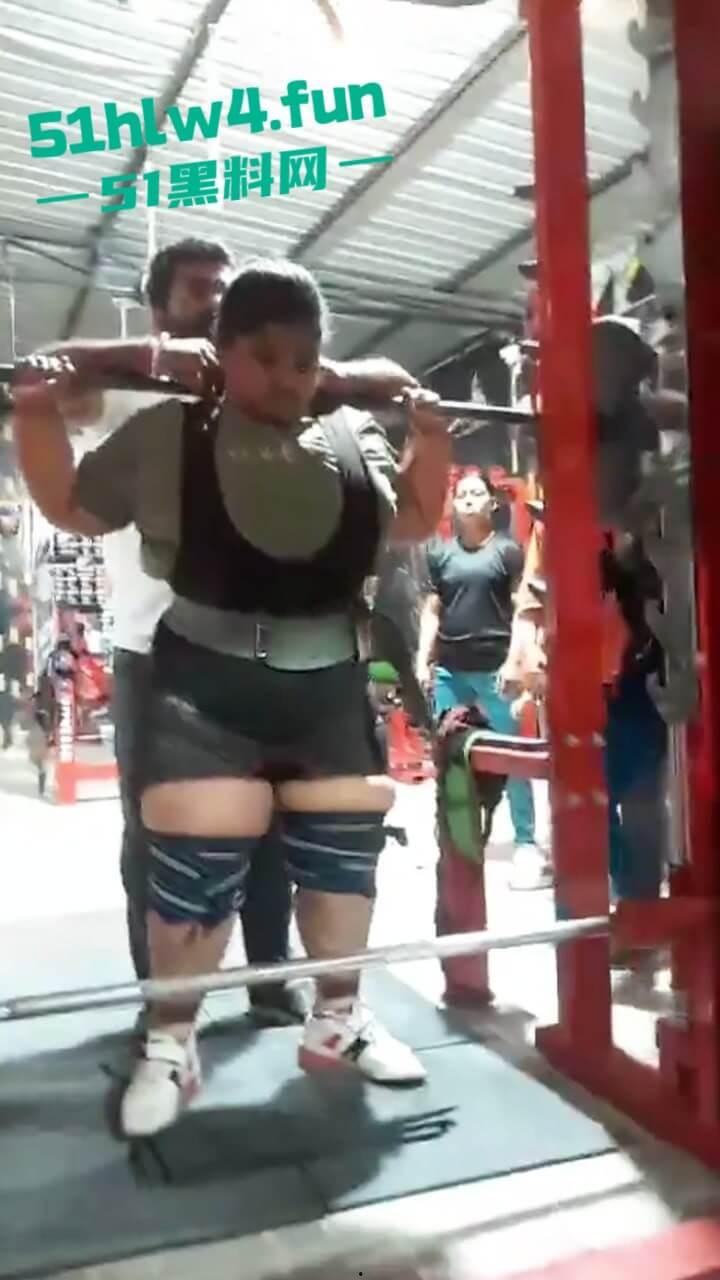 印度17岁举重运动员【YashtikaAcharya】在训练时失去平衡,活生生被270公斤杠铃压死现场视频流出。 第1张 印度17岁举重运动员【YashtikaAcharya】在训练时失去平衡,活生生被270公斤杠铃压死现场视频流出。 第1张