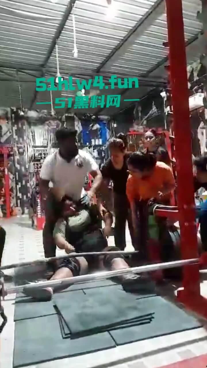 印度17岁举重运动员【YashtikaAcharya】在训练时失去平衡,活生生被270公斤杠铃压死现场视频流出。 第2张 印度17岁举重运动员【YashtikaAcharya】在训练时失去平衡,活生生被270公斤杠铃压死现场视频流出。 第2张