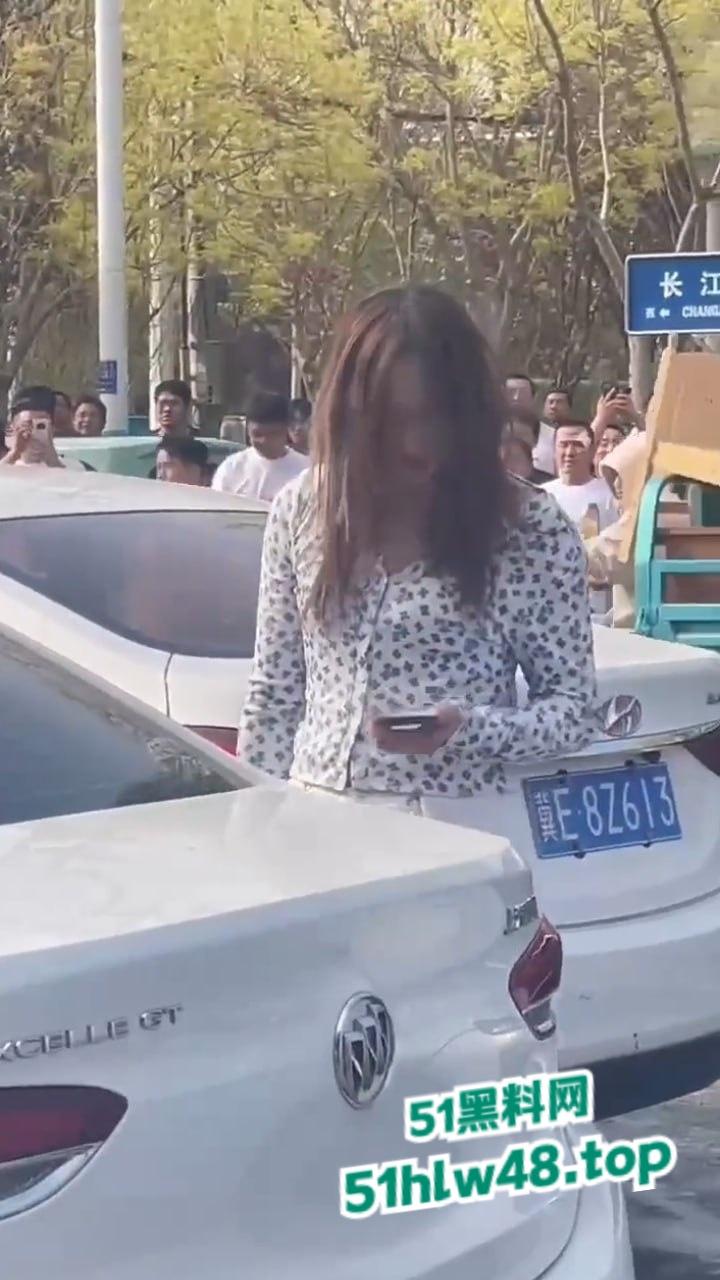 河北邢台最蠢原配,带姐妹家人砸车抓小三被吓的车里不敢出来,结果被玻璃划伤原配遭刑拘。 第1张 河北邢台最蠢原配,带姐妹家人砸车抓小三被吓的车里不敢出来,结果被玻璃划伤原配遭刑拘。 第1张