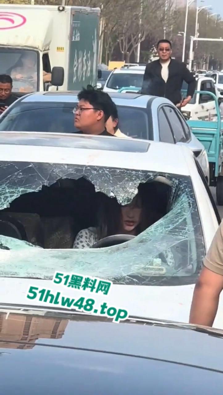 河北邢台最蠢原配,带姐妹家人砸车抓小三被吓的车里不敢出来,结果被玻璃划伤原配遭刑拘。 第2张 河北邢台最蠢原配,带姐妹家人砸车抓小三被吓的车里不敢出来,结果被玻璃划伤原配遭刑拘。 第2张