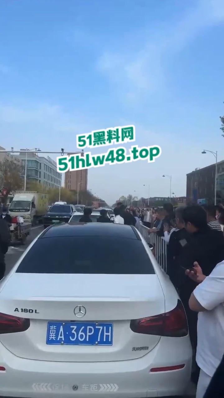 河北邢台最蠢原配,带姐妹家人砸车抓小三被吓的车里不敢出来,结果被玻璃划伤原配遭刑拘。 第4张 河北邢台最蠢原配,带姐妹家人砸车抓小三被吓的车里不敢出来,结果被玻璃划伤原配遭刑拘。 第4张