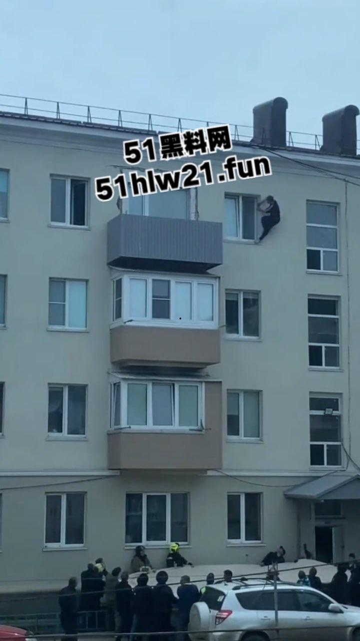 山东男子跳楼自杀，为了将自己摔死还特意选择了入户门的棚顶，这下摔的真Q弹啊。  第1张