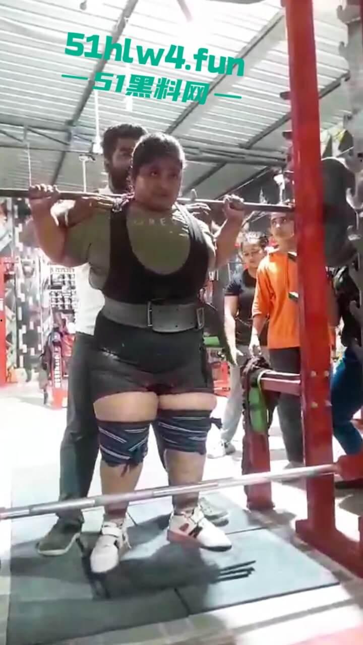 印度17岁举重运动员【YashtikaAcharya】在训练时失去平衡,活生生被270公斤杠铃压死现场视频流出。 第6张 印度17岁举重运动员【YashtikaAcharya】在训练时失去平衡,活生生被270公斤杠铃压死现场视频流出。 第6张