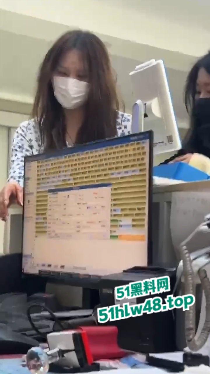 河北邢台最蠢原配,带姐妹家人砸车抓小三被吓的车里不敢出来,结果被玻璃划伤原配遭刑拘。 第5张 河北邢台最蠢原配,带姐妹家人砸车抓小三被吓的车里不敢出来,结果被玻璃划伤原配遭刑拘。 第5张