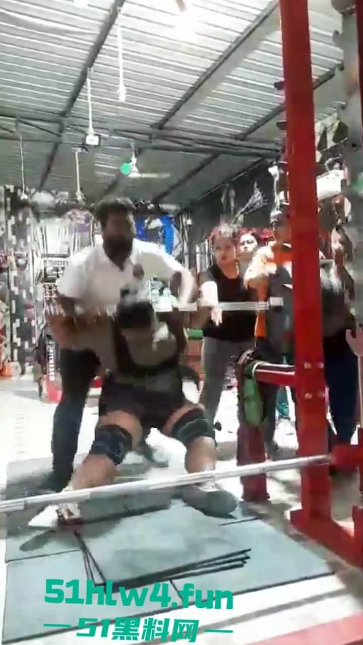 印度17岁举重运动员【YashtikaAcharya】在训练时失去平衡,活生生被270公斤杠铃压死现场视频流出。 第7张 印度17岁举重运动员【YashtikaAcharya】在训练时失去平衡,活生生被270公斤杠铃压死现场视频流出。 第7张