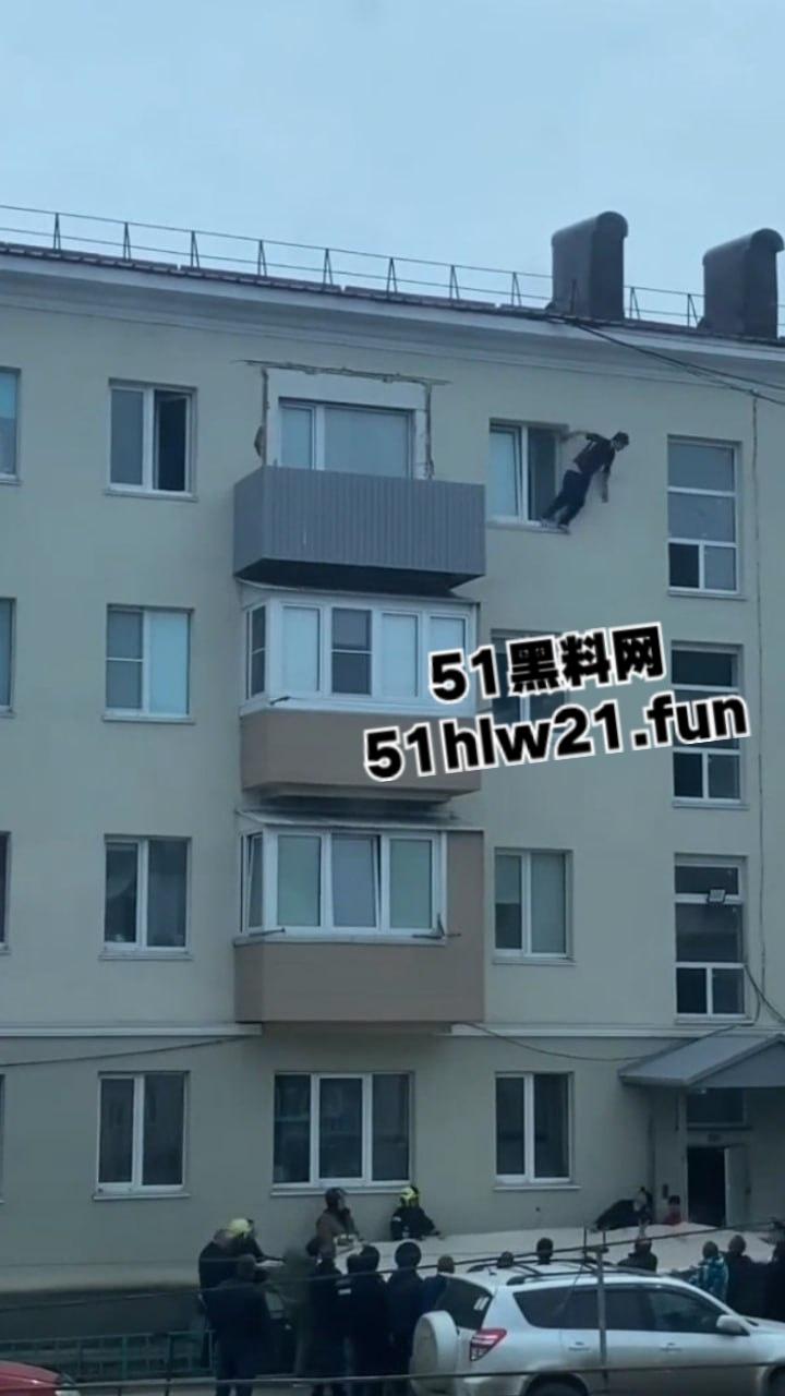 山东男子跳楼自杀，为了将自己摔死还特意选择了入户门的棚顶，这下摔的真Q弹啊。  第2张