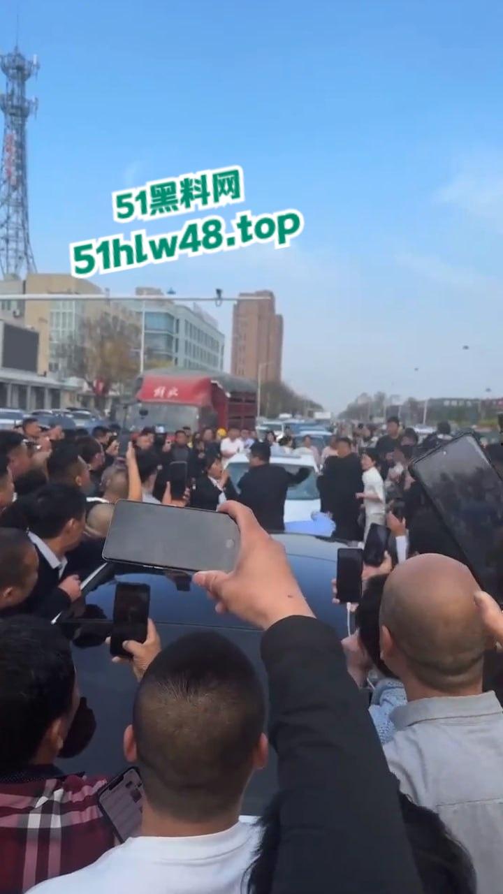 河北邢台最蠢原配,带姐妹家人砸车抓小三被吓的车里不敢出来,结果被玻璃划伤原配遭刑拘。 第6张 河北邢台最蠢原配,带姐妹家人砸车抓小三被吓的车里不敢出来,结果被玻璃划伤原配遭刑拘。 第6张