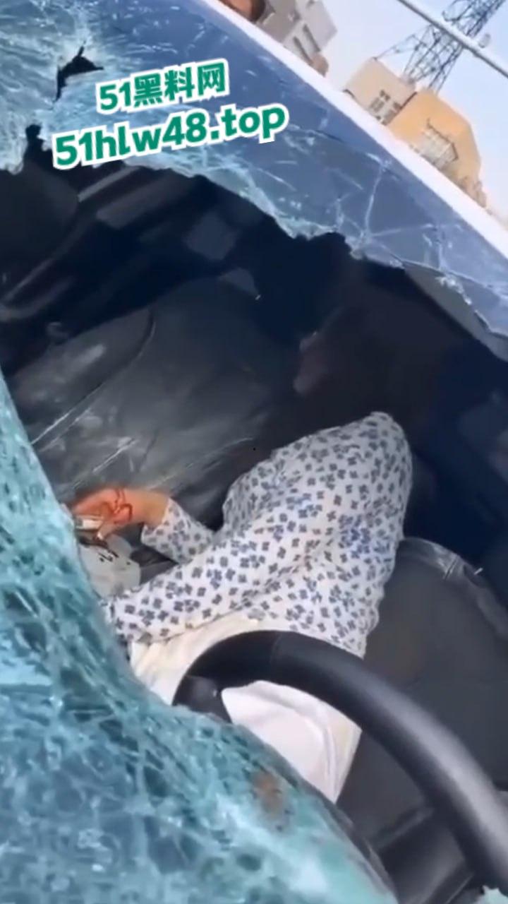 河北邢台最蠢原配,带姐妹家人砸车抓小三被吓的车里不敢出来,结果被玻璃划伤原配遭刑拘。 第7张 河北邢台最蠢原配,带姐妹家人砸车抓小三被吓的车里不敢出来,结果被玻璃划伤原配遭刑拘。 第7张