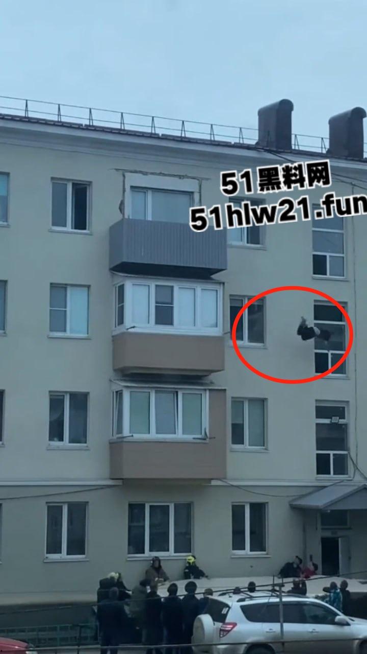 山东男子跳楼自杀，为了将自己摔死还特意选择了入户门的棚顶，这下摔的真Q弹啊。  第3张