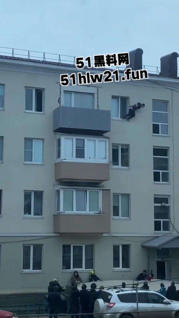 山东男子跳楼自杀，为了将自己摔死还特意选择了入户门的棚顶，这下摔的真Q弹啊。  第4张