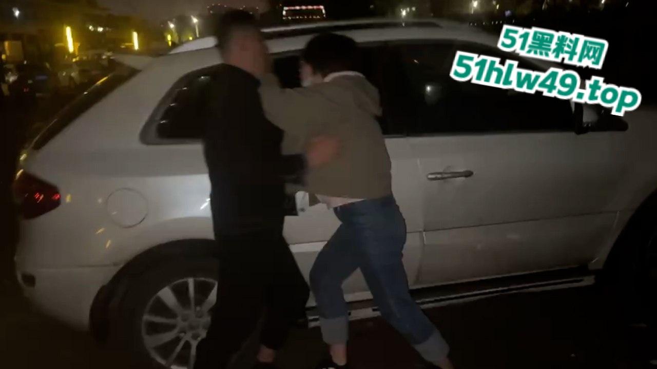 山东鲁B29E0H狗男女野外车震被原配当场抓现行,渣男强护小三暴打原配真不是人 。 第4张 山东鲁B29E0H狗男女野外车震被原配当场抓现行,渣男强护小三暴打原配真不是人 。 第4张