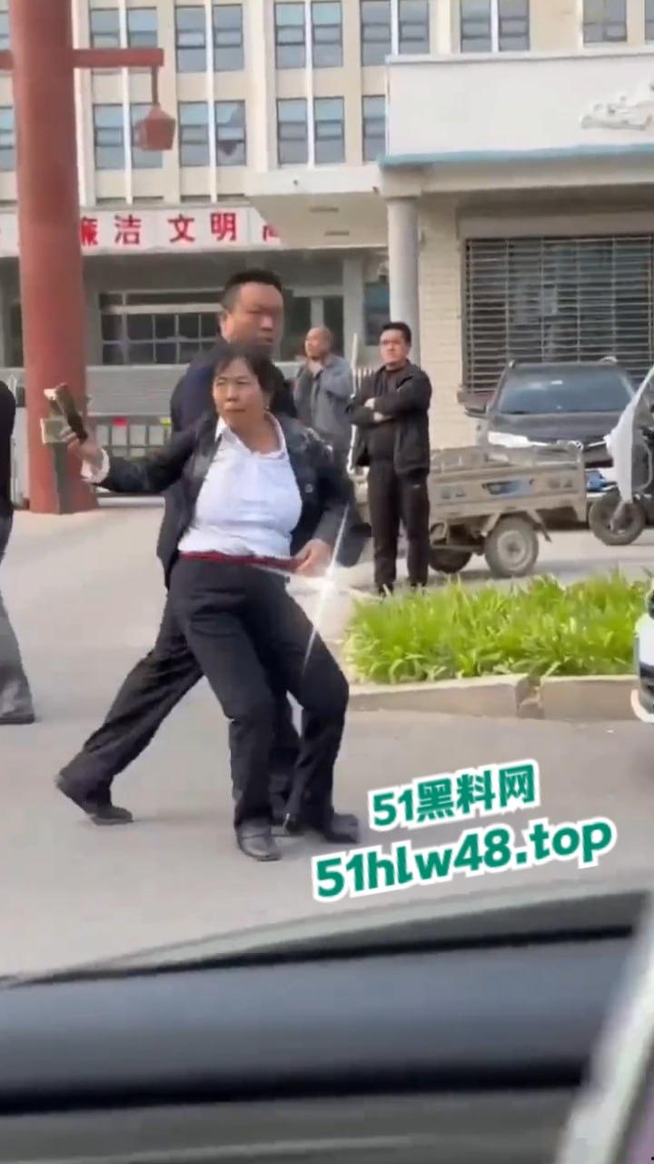 河北邢台最蠢原配,带姐妹家人砸车抓小三被吓的车里不敢出来,结果被玻璃划伤原配遭刑拘。 第9张 河北邢台最蠢原配,带姐妹家人砸车抓小三被吓的车里不敢出来,结果被玻璃划伤原配遭刑拘。 第9张