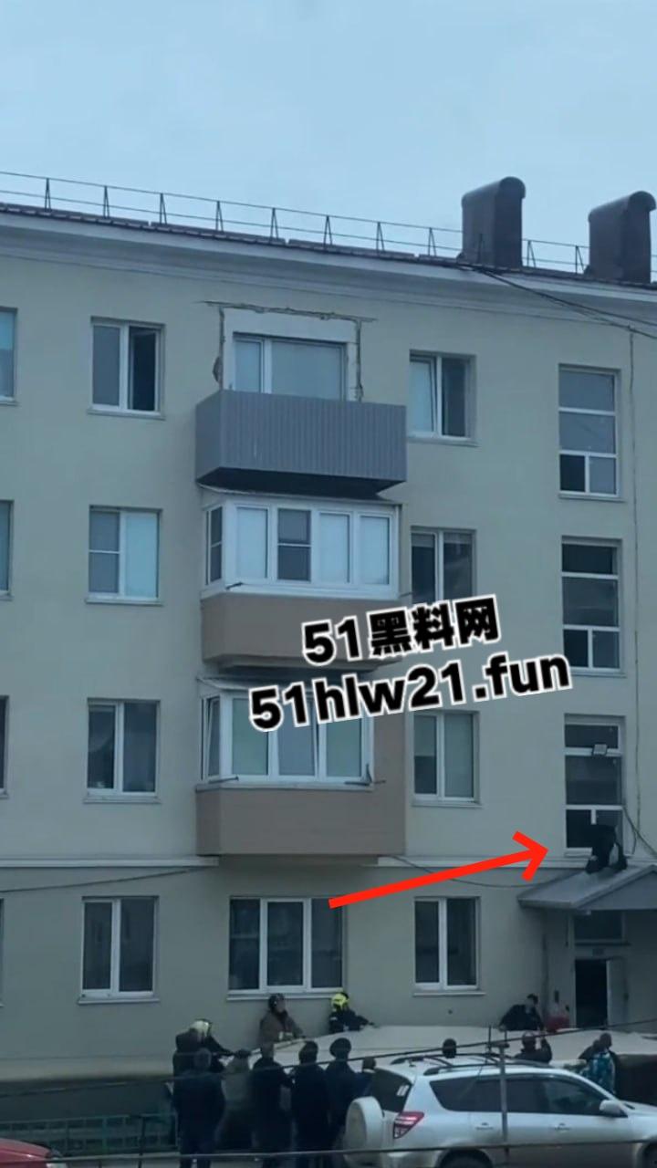 山东男子跳楼自杀，为了将自己摔死还特意选择了入户门的棚顶，这下摔的真Q弹啊。  第6张