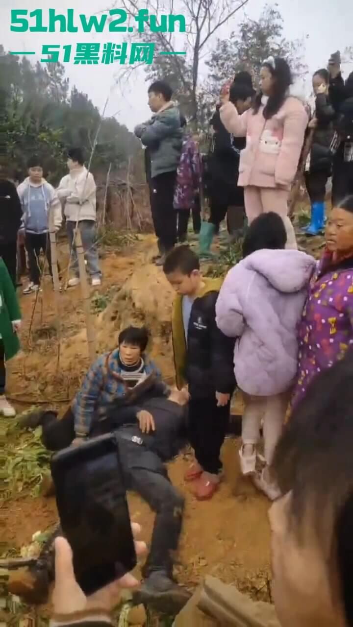 湖南衡阳李花村和添枝村互殴，数名外姓移门村民被打晕倒地不起，现场实拍流出。  第1张