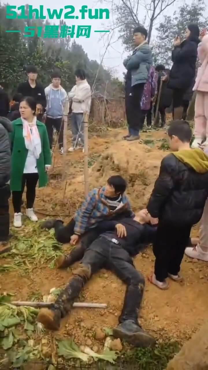 湖南衡阳李花村和添枝村互殴，数名外姓移门村民被打晕倒地不起，现场实拍流出。  第2张