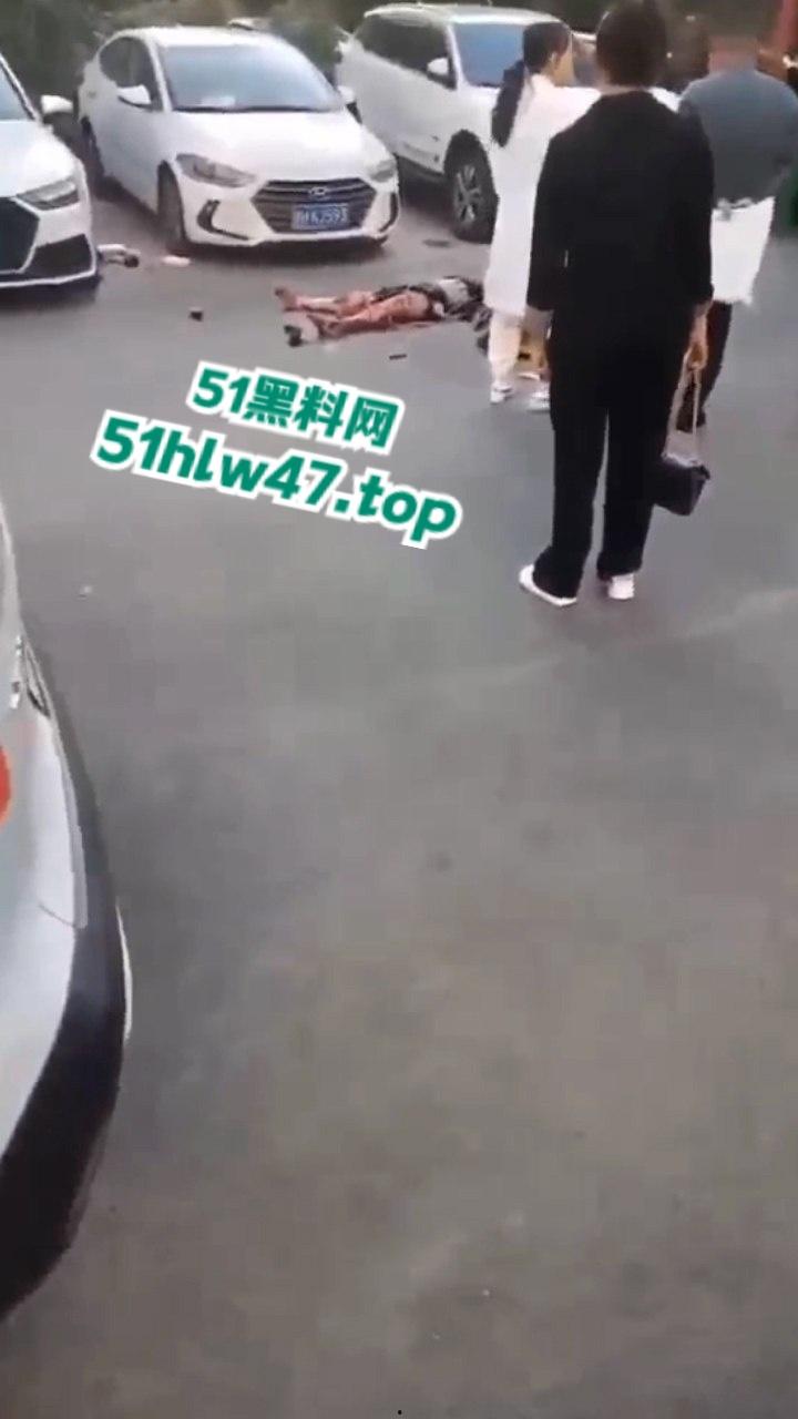 景德镇梨树园北苑老板娘欠钱被砍死视频,女老板欠钱不给还侮辱老实人遭对方乱刀砍死。 第3张 景德镇梨树园北苑老板娘欠钱被砍死视频,女老板欠钱不给还侮辱老实人遭对方乱刀砍死。 第3张