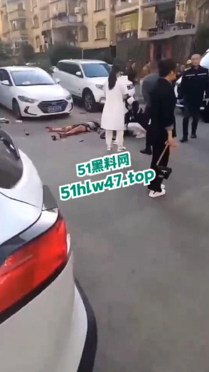 景德镇梨树园北苑老板娘欠钱被砍死视频,女老板欠钱不给还侮辱老实人遭对方乱刀砍死。 第4张 景德镇梨树园北苑老板娘欠钱被砍死视频,女老板欠钱不给还侮辱老实人遭对方乱刀砍死。 第4张