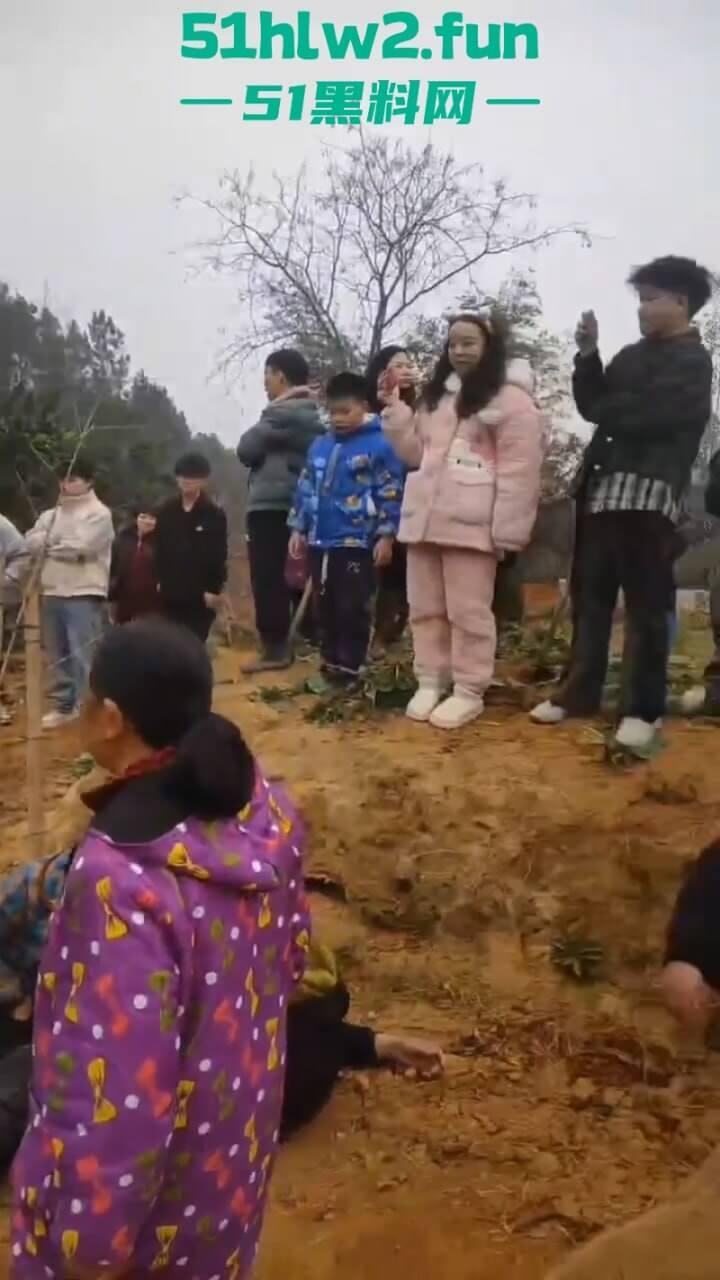 湖南衡阳李花村和添枝村互殴，数名外姓移门村民被打晕倒地不起，现场实拍流出。  第6张