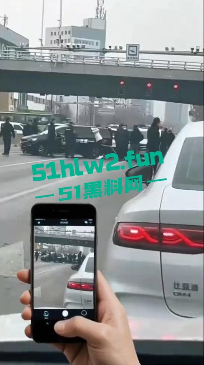 山西晋中疑似欠钱不还引发命案,蕴华街汇通路一死一伤,现场拥堵警方封锁,传言满天飞! 第9张 山西晋中疑似欠钱不还引发命案,蕴华街汇通路一死一伤,现场拥堵警方封锁,传言满天飞! 第9张