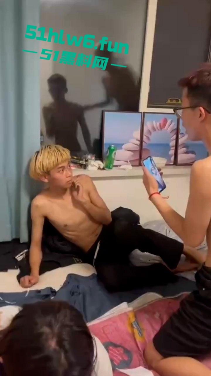 黄毛精神小伙打人事件，黄毛小伙出卖兄弟被对方带人群殴，鞋底抽脸狠跺头皮开肉绽下场凄惨。  第1张