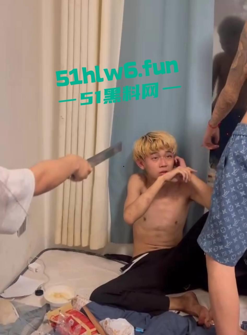 黄毛精神小伙打人事件，黄毛小伙出卖兄弟被对方带人群殴，鞋底抽脸狠跺头皮开肉绽下场凄惨。  第5张