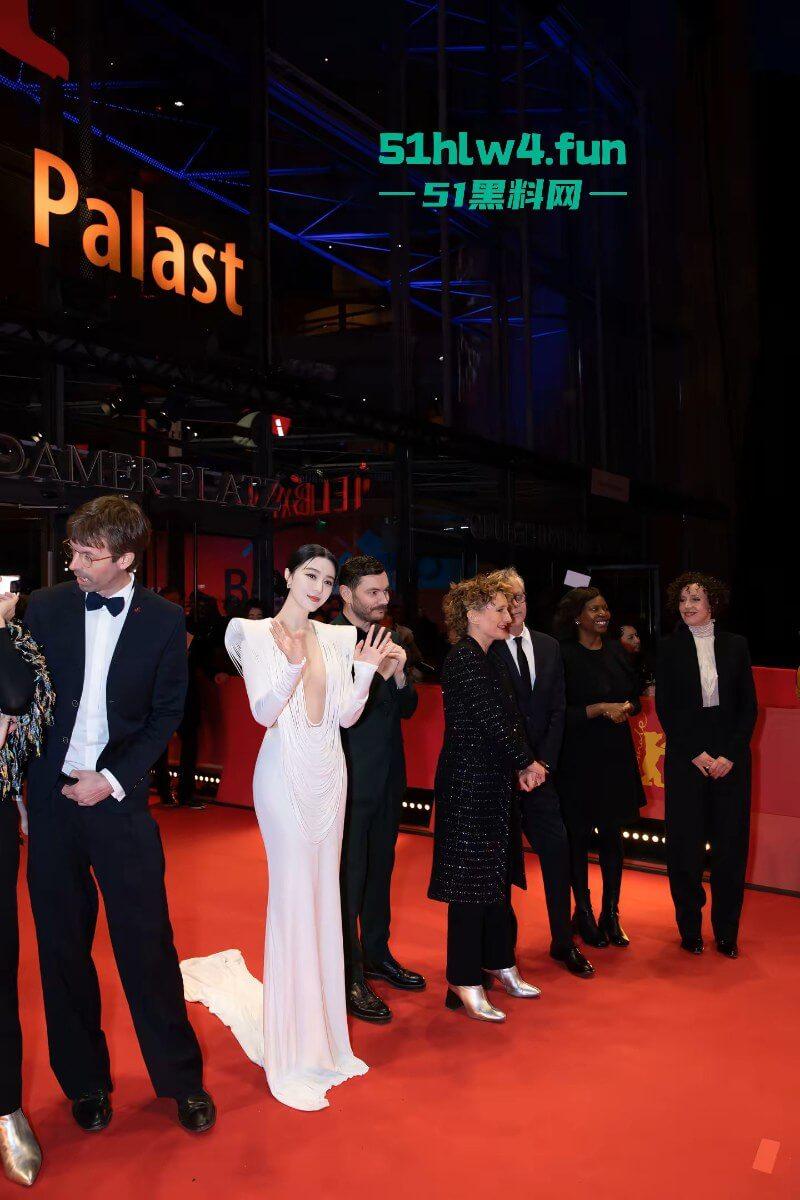 范冰冰复出柏林影展,范冰冰喷血造型超性感流苏设计的若隐若现失手露乳贴,看来巨星没落也只能靠肉体吸睛。 第1张 范冰冰复出柏林影展,范冰冰喷血造型超性感流苏设计的若隐若现失手露乳贴,看来巨星没落也只能靠肉体吸睛。 第1张