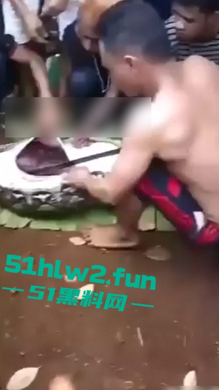 印尼猎奇事件,一妇女在回家途中遭蟒蛇袭击,将其缠绕致死后将妇女吞入腹中被村民发现将蟒蛇打死。 第2张 印尼猎奇事件,一妇女在回家途中遭蟒蛇袭击,将其缠绕致死后将妇女吞入腹中被村民发现将蟒蛇打死。 第2张