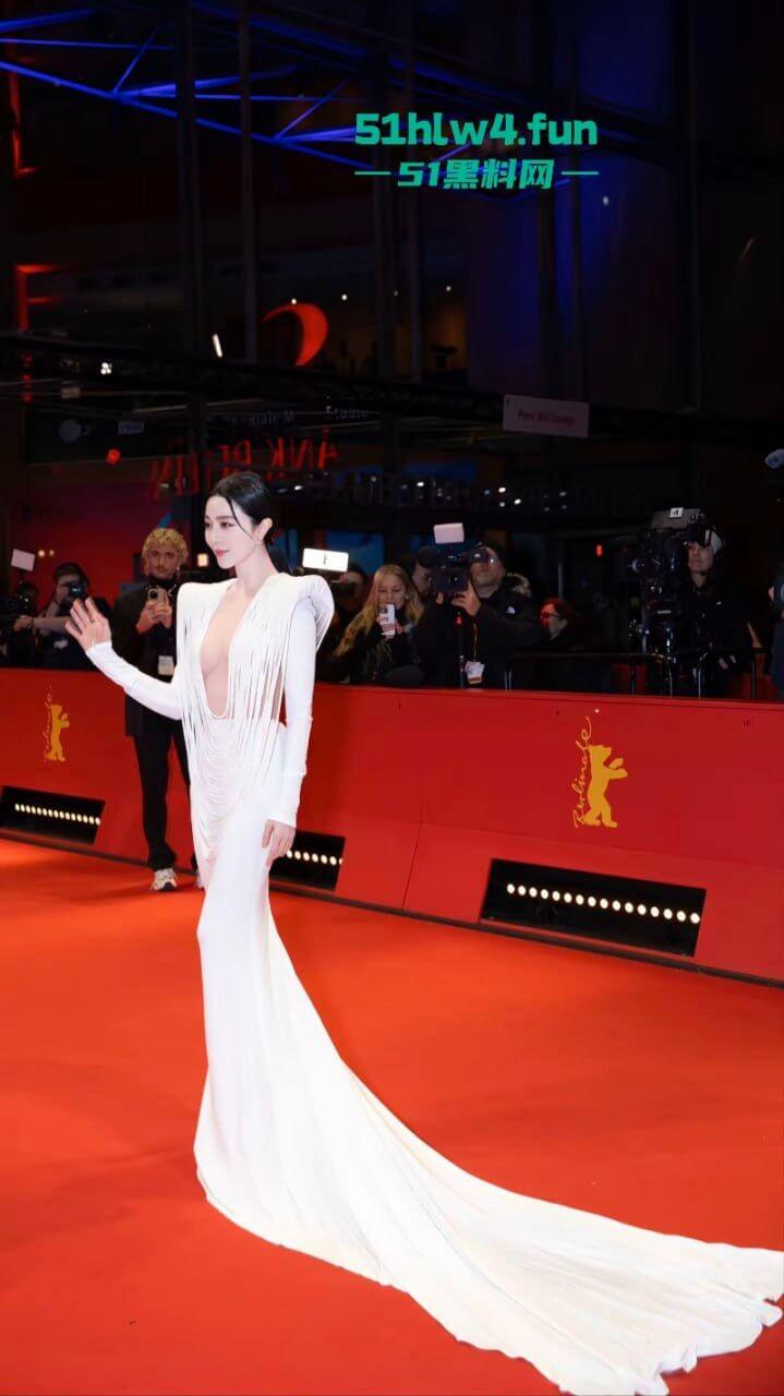 范冰冰复出柏林影展,范冰冰喷血造型超性感流苏设计的若隐若现失手露乳贴,看来巨星没落也只能靠肉体吸睛。 第9张 范冰冰复出柏林影展,范冰冰喷血造型超性感流苏设计的若隐若现失手露乳贴,看来巨星没落也只能靠肉体吸睛。 第9张