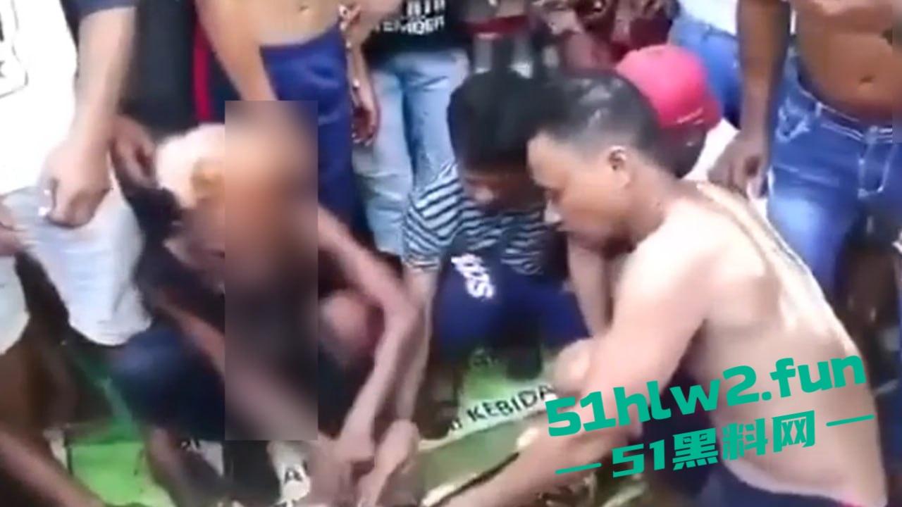 印尼猎奇事件,一妇女在回家途中遭蟒蛇袭击,将其缠绕致死后将妇女吞入腹中被村民发现将蟒蛇打死。 第7张 印尼猎奇事件,一妇女在回家途中遭蟒蛇袭击,将其缠绕致死后将妇女吞入腹中被村民发现将蟒蛇打死。 第7张