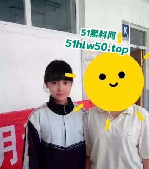 校花级别，重庆财大新疆母狗【夏兹热丽】第一次刚破处就被拍下口吞脸射！  第1张