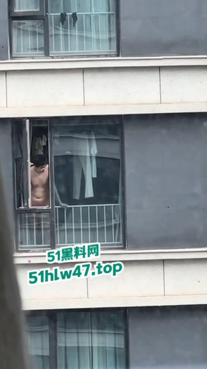 瓜友偷拍猥琐男遛鸟，光天化日打开窗户掏屌对窗外撸管，结果被对面拍下发到业主群里。  第3张