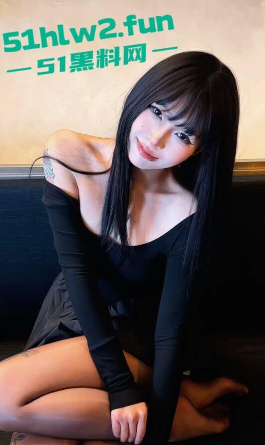 苏州美术学院爱cos的精神妹【方可儿】情趣黑丝白丝各种诱惑榨精，后怼撞击炮台骚贱淫叫！  第1张