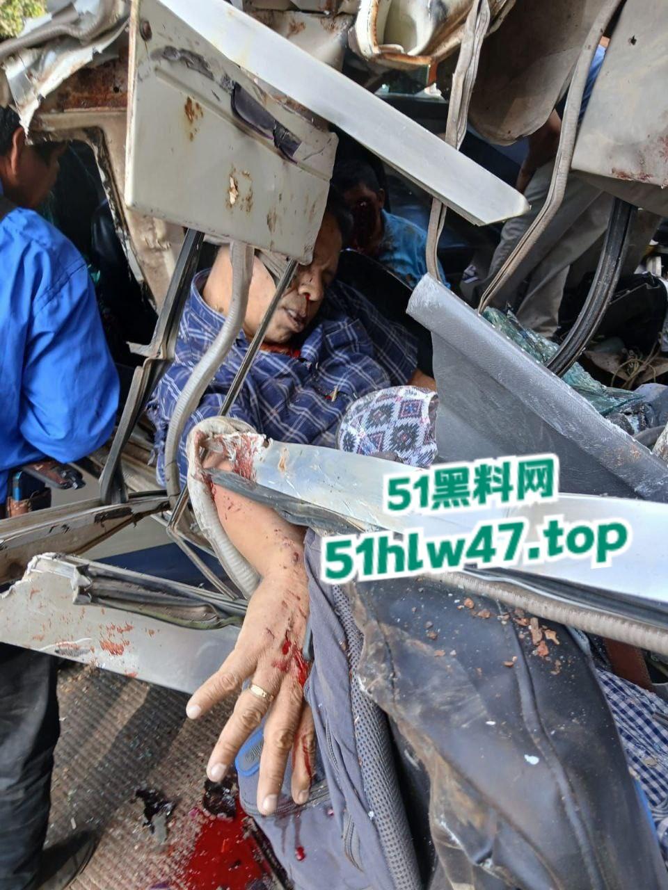 【血腥恐怖】印尼发生惨烈车祸,超速行驶失控后撞上前方货车,导致多人死亡司机直接面目全非。 第2张 【血腥恐怖】印尼发生惨烈车祸,超速行驶失控后撞上前方货车,导致多人死亡司机直接面目全非。 第2张