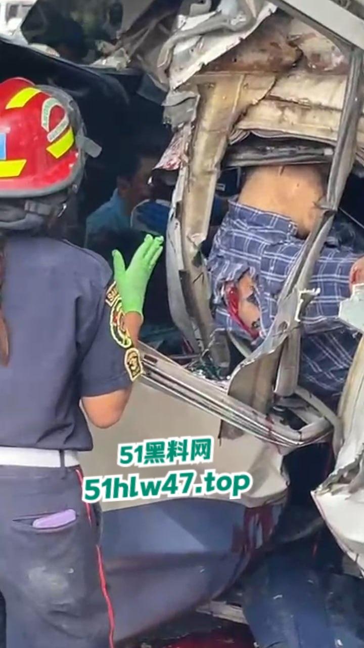 【血腥恐怖】印尼发生惨烈车祸,超速行驶失控后撞上前方货车,导致多人死亡司机直接面目全非。 第3张 【血腥恐怖】印尼发生惨烈车祸,超速行驶失控后撞上前方货车,导致多人死亡司机直接面目全非。 第3张