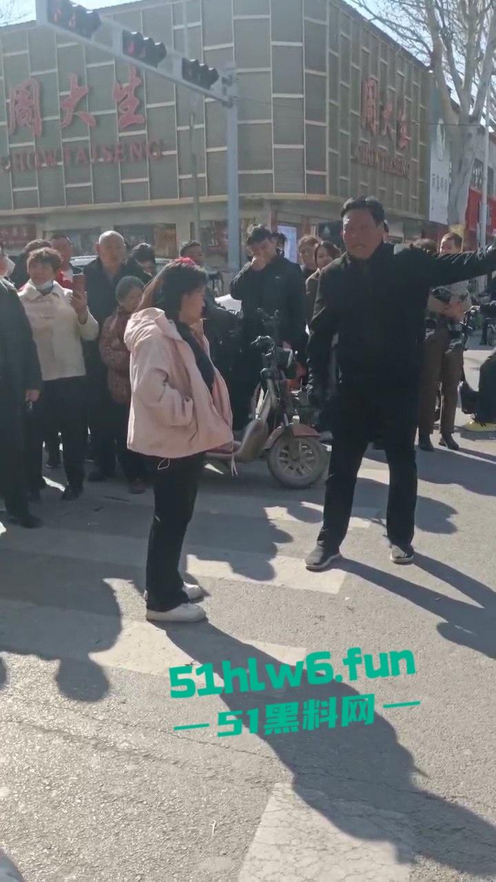 邯郸成安骚妇一年未吃荤聊骚出轨，多次偷吃死不悔改被老公当街破口大骂。  第1张