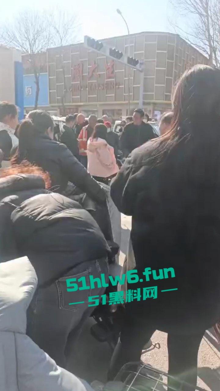 邯郸成安骚妇一年未吃荤聊骚出轨，多次偷吃死不悔改被老公当街破口大骂。  第2张