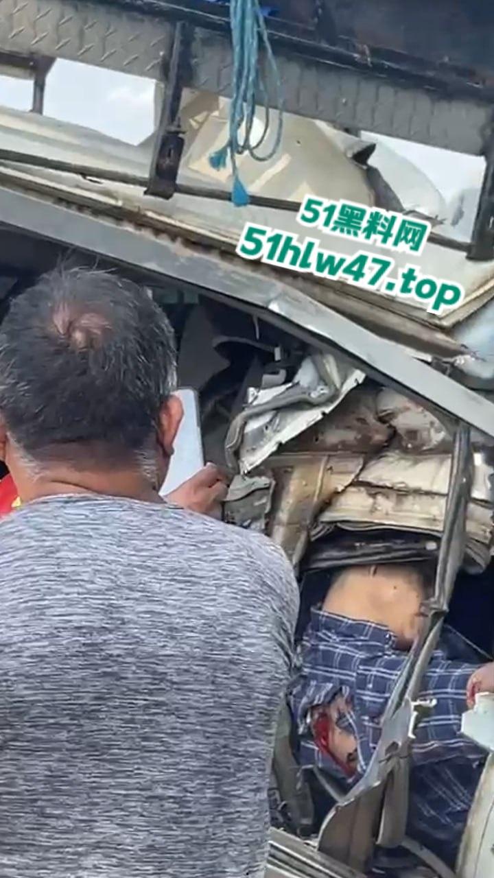 【血腥恐怖】印尼发生惨烈车祸,超速行驶失控后撞上前方货车,导致多人死亡司机直接面目全非。 第5张 【血腥恐怖】印尼发生惨烈车祸,超速行驶失控后撞上前方货车,导致多人死亡司机直接面目全非。 第5张