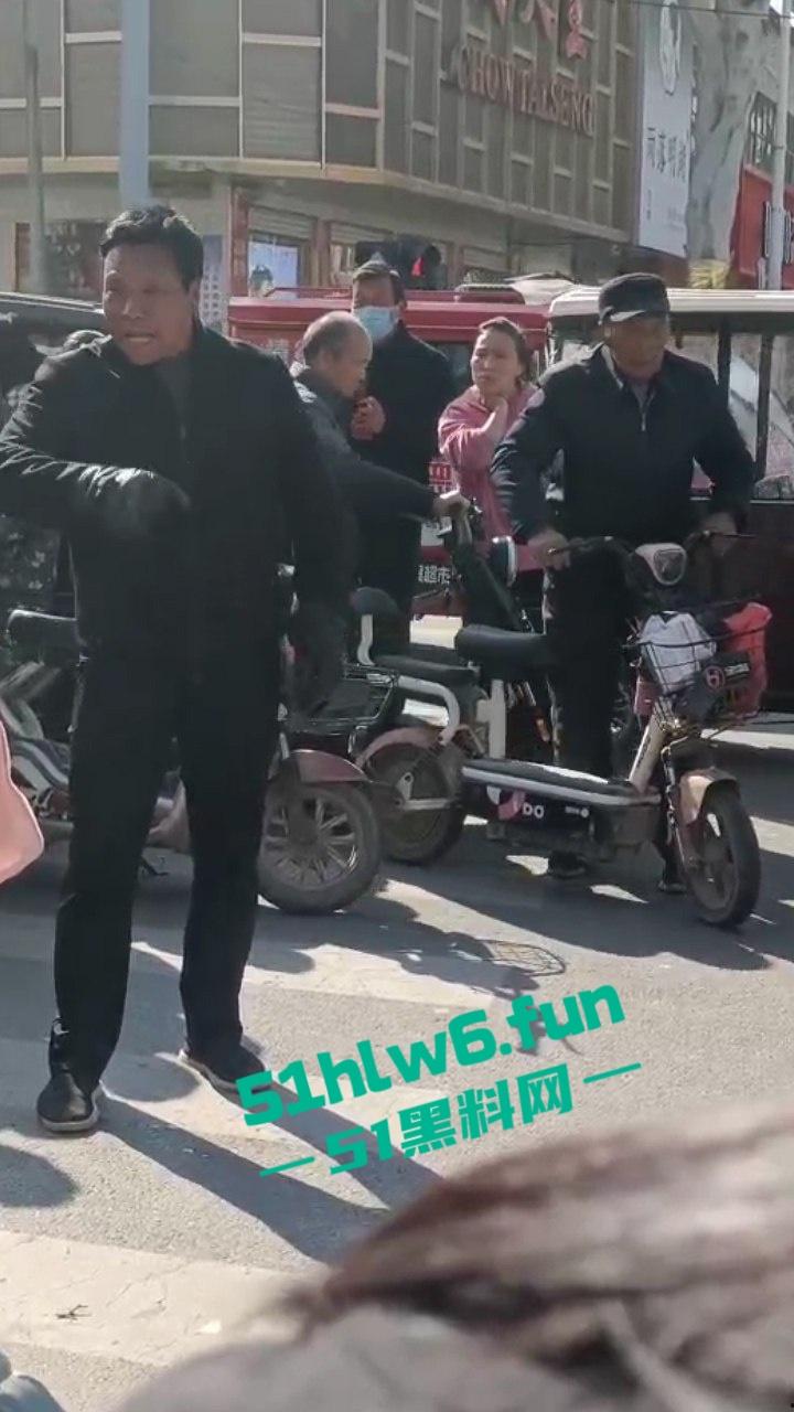 邯郸成安骚妇一年未吃荤聊骚出轨，多次偷吃死不悔改被老公当街破口大骂。  第3张