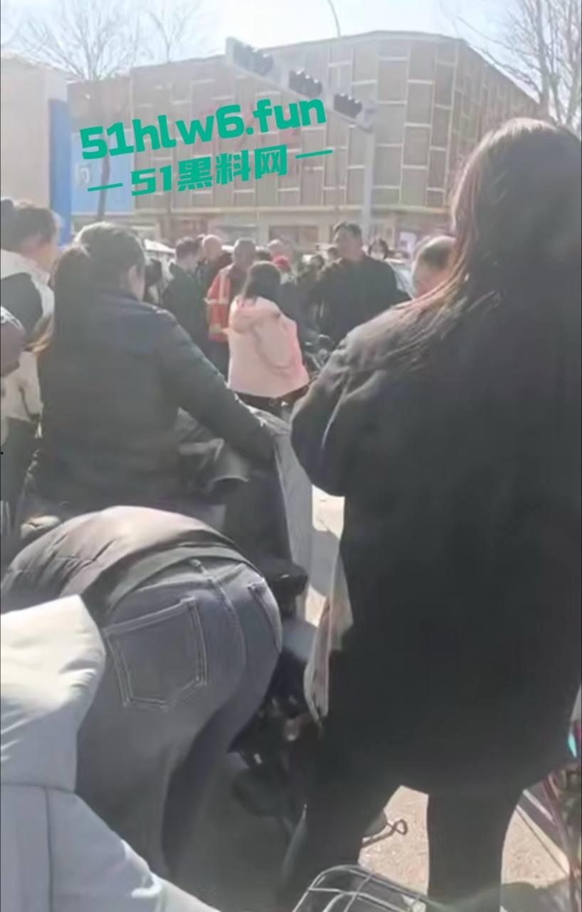 邯郸成安骚妇一年未吃荤聊骚出轨，多次偷吃死不悔改被老公当街破口大骂。  第4张