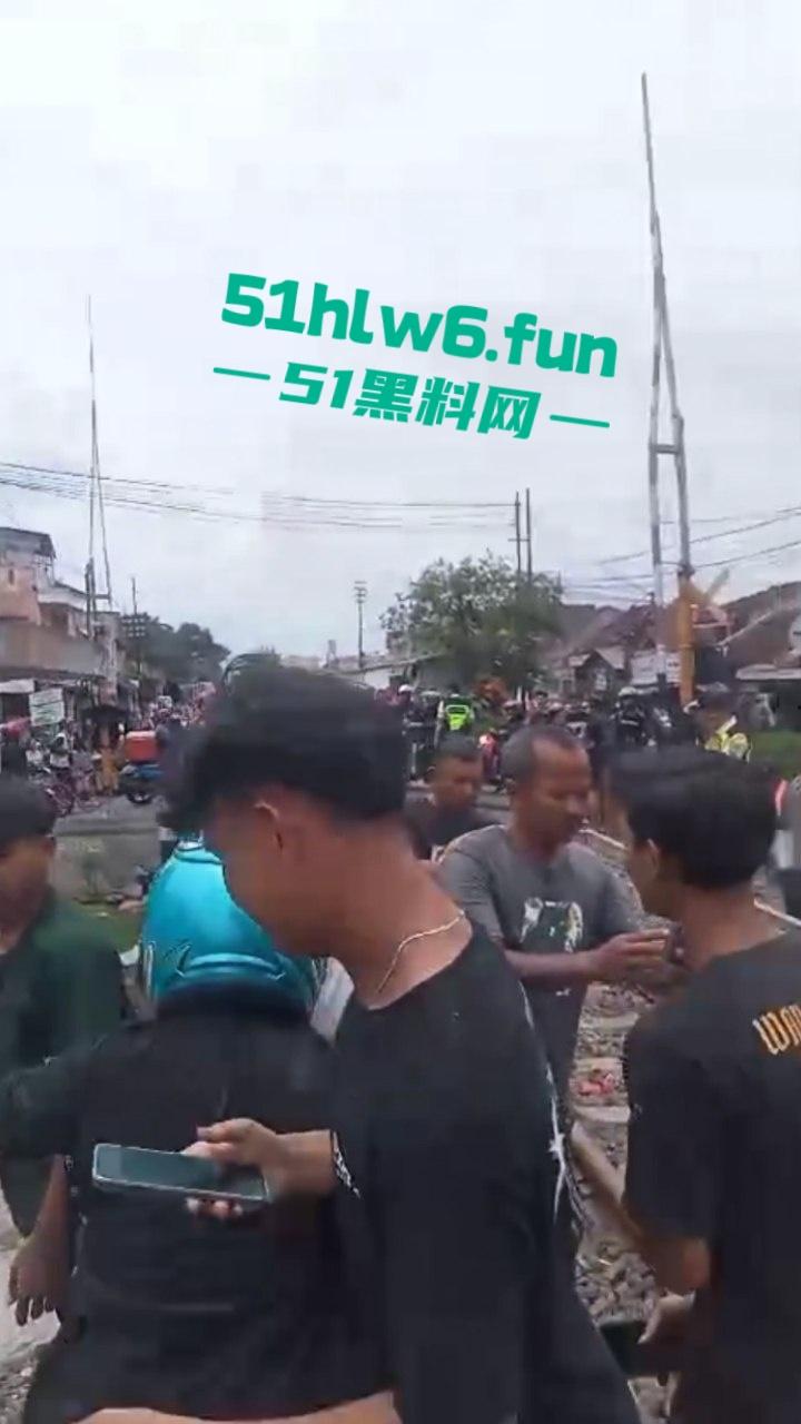 印度三哥作死现场,打横市男子一边玩游戏一边过火车道,结果遭遇货车碾压拖行100多米当场死亡。 第3张 印度三哥作死现场,打横市男子一边玩游戏一边过火车道,结果遭遇货车碾压拖行100多米当场死亡。 第3张