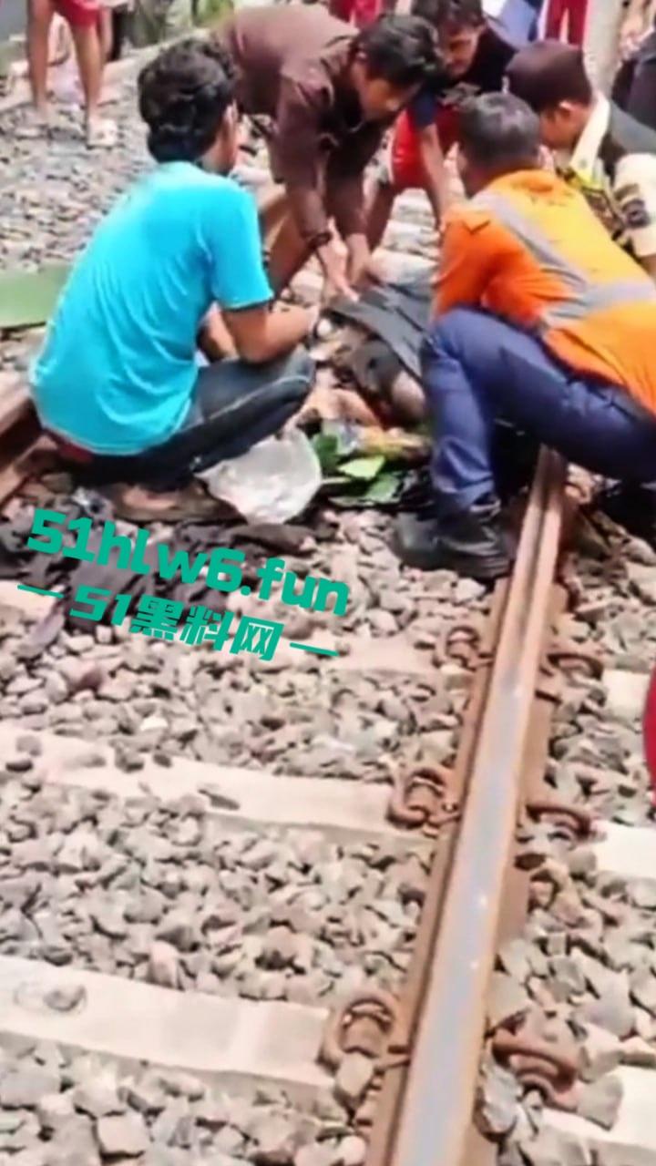 印度三哥作死现场,打横市男子一边玩游戏一边过火车道,结果遭遇货车碾压拖行100多米当场死亡。 第6张 印度三哥作死现场,打横市男子一边玩游戏一边过火车道,结果遭遇货车碾压拖行100多米当场死亡。 第6张