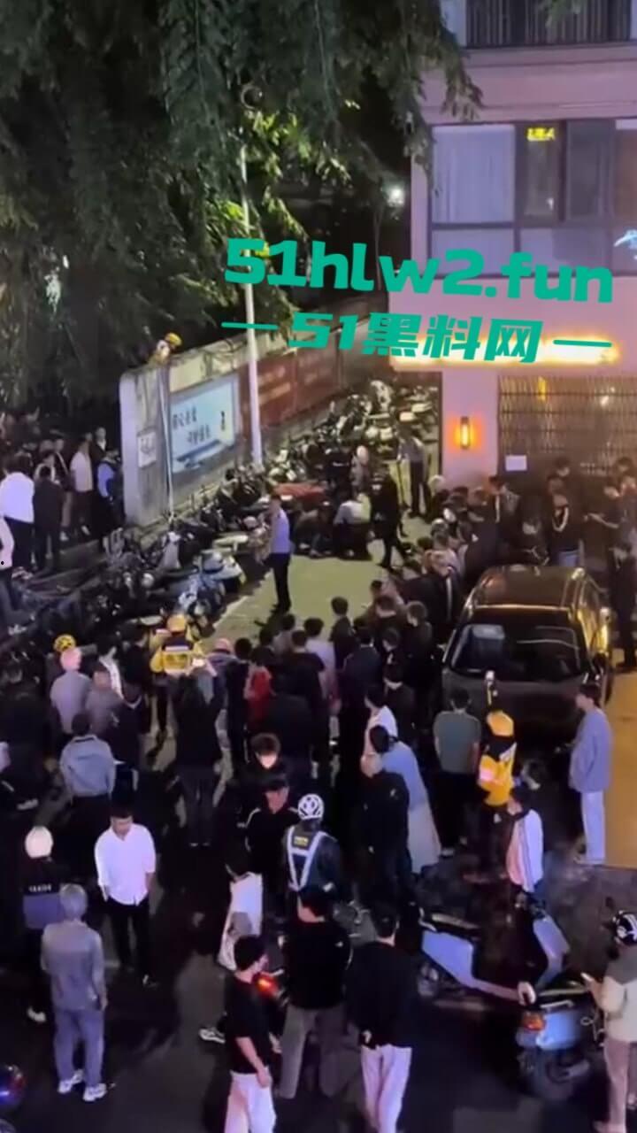 海南三亚金鸡岭,富天乐酒店门口民警和歹徒搏斗全过程,男子强奸未遂被巡逻民警发现并逮捕。 第1张 海南三亚金鸡岭,富天乐酒店门口民警和歹徒搏斗全过程,男子强奸未遂被巡逻民警发现并逮捕。 第1张