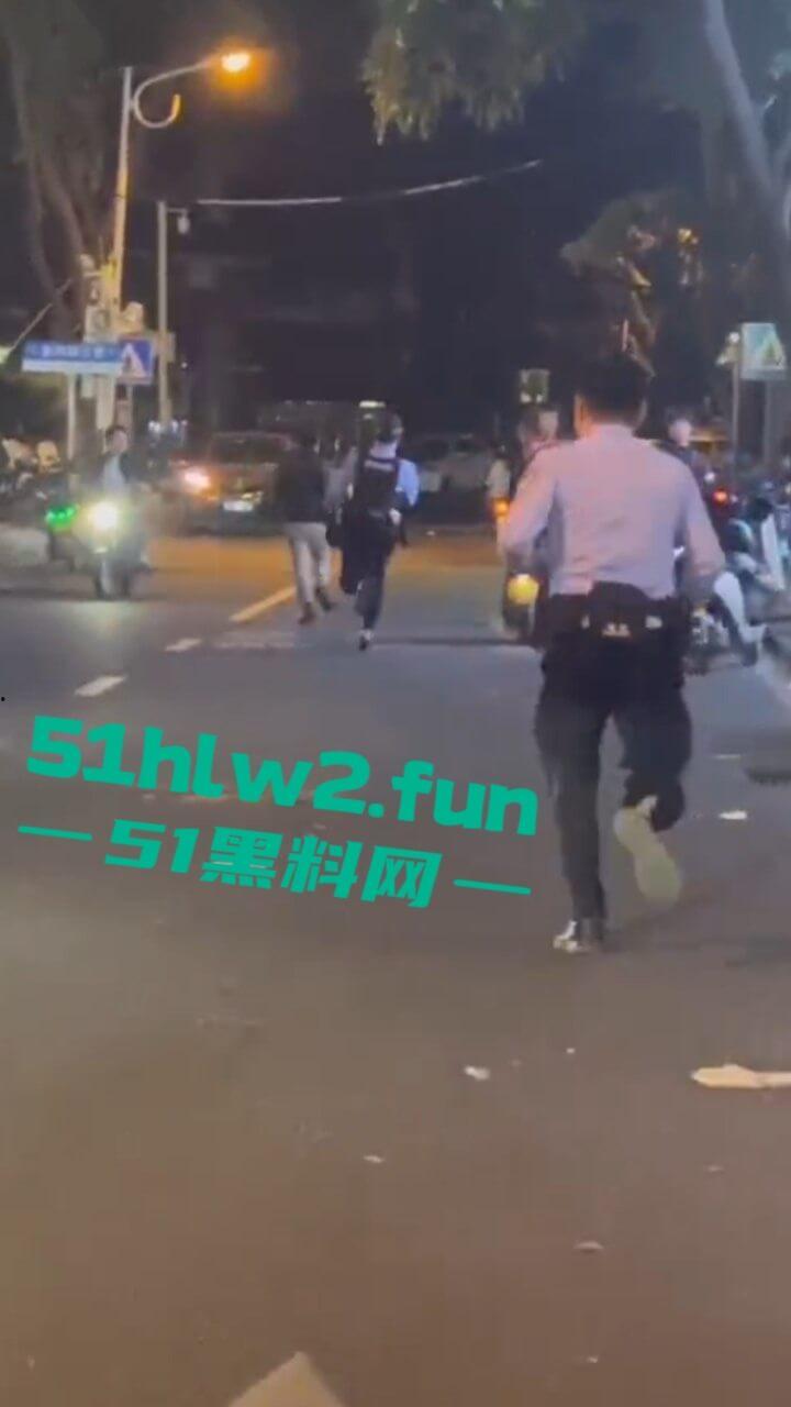 海南三亚金鸡岭,富天乐酒店门口民警和歹徒搏斗全过程,男子强奸未遂被巡逻民警发现并逮捕。 第4张 海南三亚金鸡岭,富天乐酒店门口民警和歹徒搏斗全过程,男子强奸未遂被巡逻民警发现并逮捕。 第4张