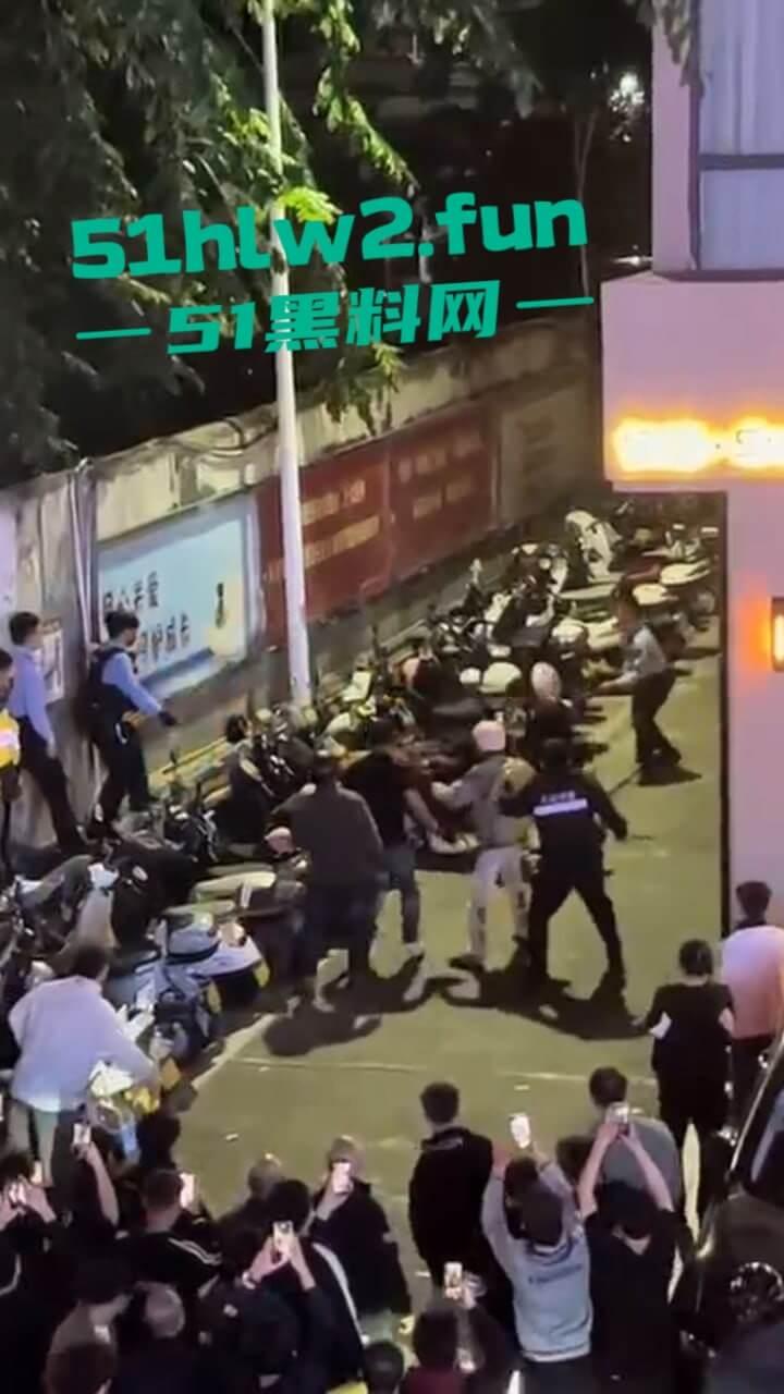 海南三亚金鸡岭,富天乐酒店门口民警和歹徒搏斗全过程,男子强奸未遂被巡逻民警发现并逮捕。 第6张 海南三亚金鸡岭,富天乐酒店门口民警和歹徒搏斗全过程,男子强奸未遂被巡逻民警发现并逮捕。 第6张