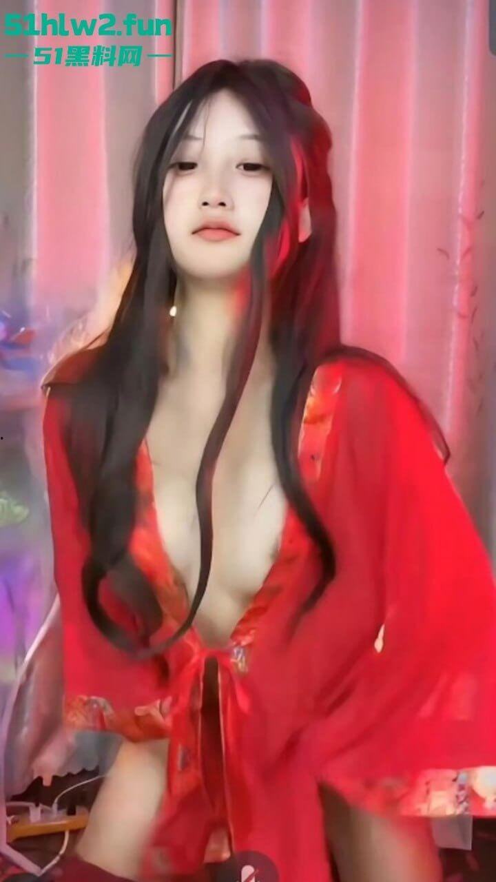 抖音网红【胖狗崽】聊天室露奶直播回放，性感尤物半遮半掩大跳浪舞故意露点馋坏直播间大哥。  第1张