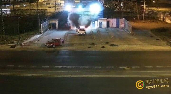 厄瓜多尔瓜亚基尔监狱，外主干道汽车炸弹袭击，逃窜男子撞墙引爆火球冲天，围墙摧毁碎片四溅 !  第3张